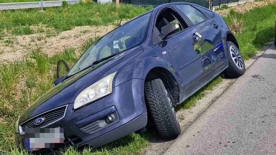 Rodzice z promilami, auto w rowie. W środku małe dziecko