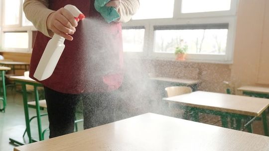 Rodzice zauważyli u dzieci dziwne zmiany na skórze. Czy to przez chemię w przedszkolach?