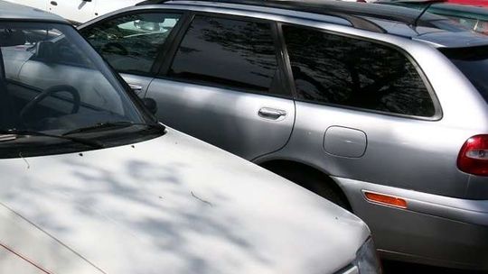 Rodzice zostawili niemowlę w samochodzie. Policjanci ukarali matkę