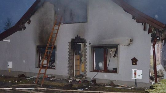 Rodzina straciła dom. Prokuratura bada przyczynę eksplozji gazu