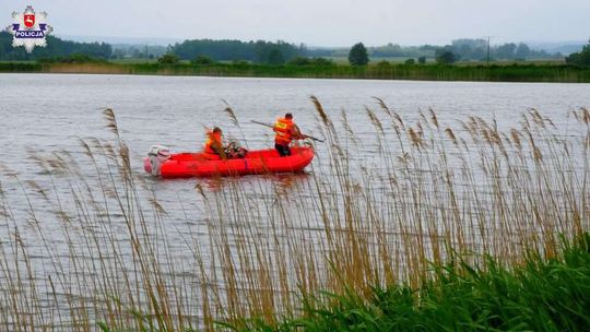 Rodzinna tragedia. Łódka wywróciła się na stawie, utonęli ojciec z synem