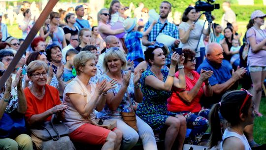 Rodzinnie i artystycznie. POK-frontacje przed Pałacem Marynki w Puławach [zdjęcia]