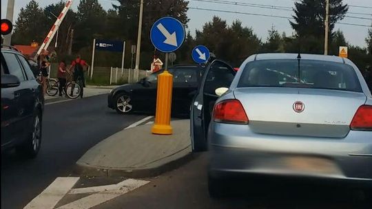 Rogatki podniesione podczas przejazdu pociągu, a opuszczone, gdy żaden pociąg nie jechał