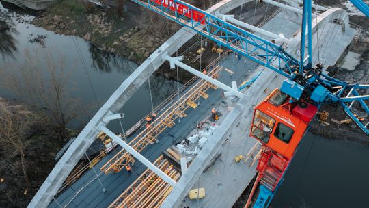 Rok dynamicznych zmian na budowie mostu w Krasnymstawie. Inwestycja rośnie w oczach