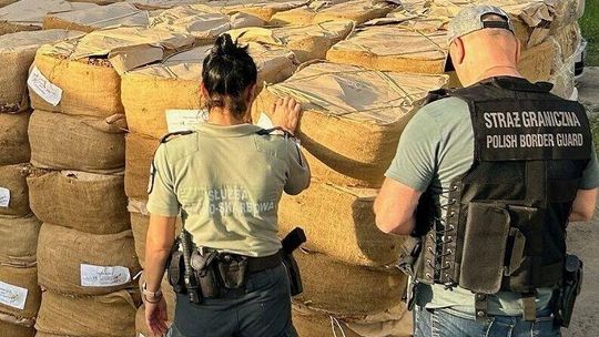 Rok na granicy: papierosy, narkotyki, gaz i trylobity