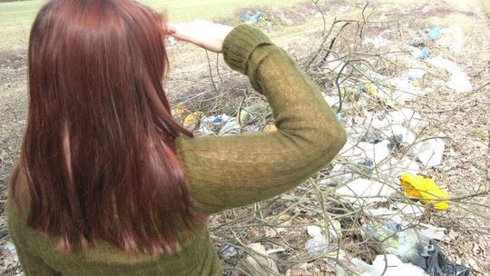 Rokitno: Śmieci z wysypiska wywiewają do lasu i na pola