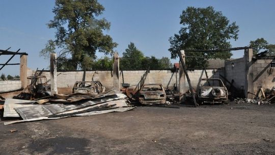 Rokitno: Spłonęły trzy samochody, ciągnik i przyczepy