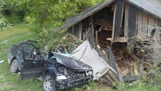Rokitno: Wjechał autem w stodołę. Trzy osoby ciężko ranne