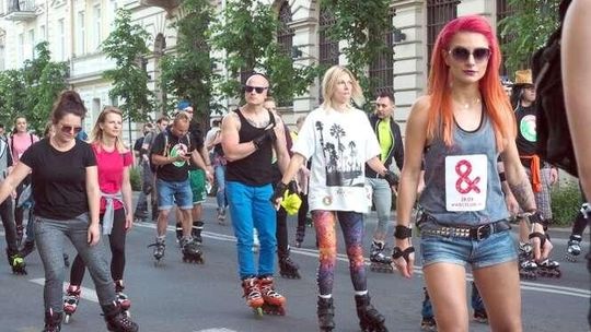Rolkarz rozpędza się nawet do 20 km/h. Na czym polega magia rolek?