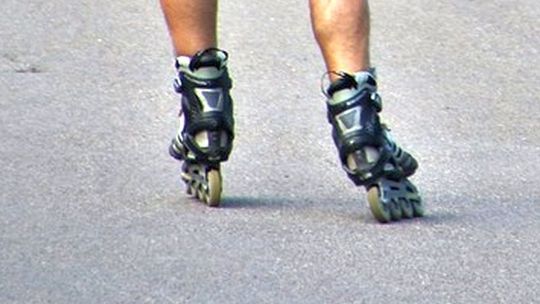 Rolkarz zmarł po uderzeniu głową w asfalt. Świadek: "Ku przestrodze"