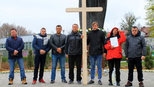 Rolnicy maszerowali z krzyżem i petycją do Warszawy. Dotarli do biura prezesa Kaczyńskiego