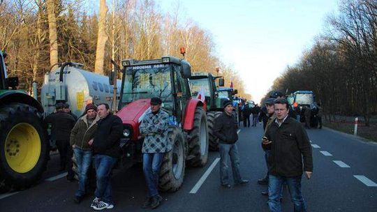 Rolnicy nadal protestują. Blokada drogi krajowej nr 2