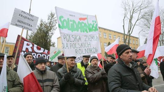 Rolnicy pikietowali przy Urzędzie Wojewódzkim. "Protest frajerów ministra Sawickiego"