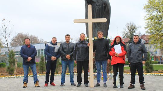 Rolnicy z Lubelskiego wyruszyli w "drogę krzyżową" do prezesa PiS Jarosława Kaczyńskiego