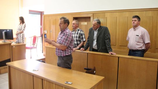 Rolnicy zablokowali auto weterynarzy, by ratować świnie. Jest wyrok sądu