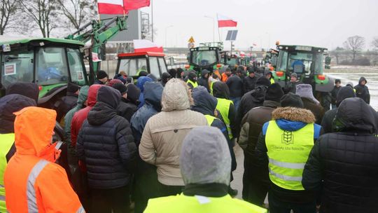Rolniczy protest w rzęsistym deszczu