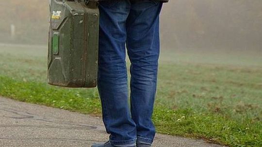 Rolnik przyszedł do banku z kanistrem. Podpalił bankomat