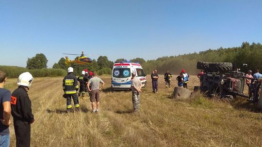 Rolnik wiózł belę słomy. Przygniótł go ciągnik 