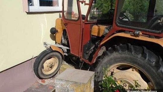 Rolnik wjechał ciągnikiem w dom. "Nie dostosował prędkości"