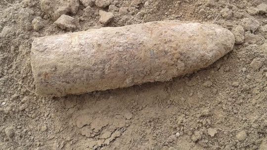 Rolnik znalazł pocisk na polu w Strzeszkowicach Dużych [zdjęcia]
