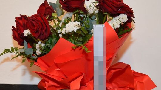 Romantyk w tarapatach. Kwiaty dla ukochanej ukradł z automatu