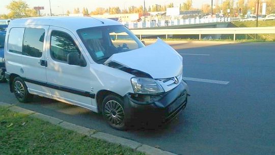 Rondo przy Makro: Zderzenie dwóch samochodów