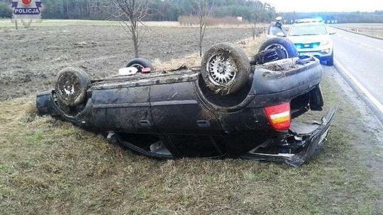 Rosjanin miał wypadek. Samochód dachował