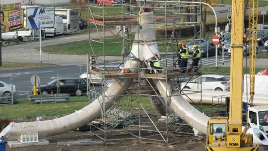 Rośnie Maszt Niepodległości na rondzie Dmowskiego w Lublinie. Muszą skończyć w tydzień