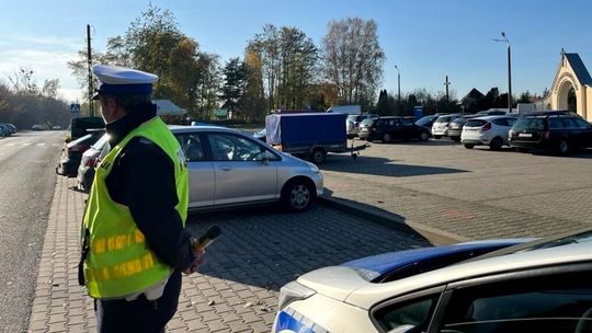 Rośnie ruch przy cmentarzach w Puławach i okolicach. Dodatkowe patrole i autobusy