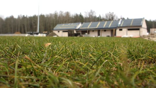 Rośnie stadion piłkarski w Gołębiu. Otwarcie jesienią [zdjęcia]