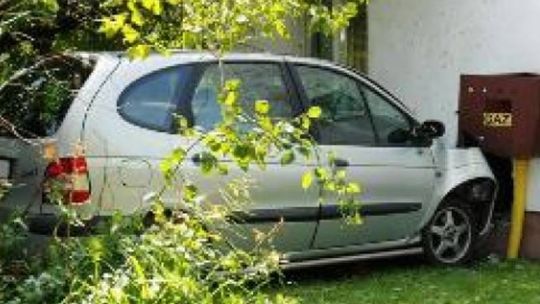 Rososz: Pijany kierowca wjechał w dom. Miał dwa promile