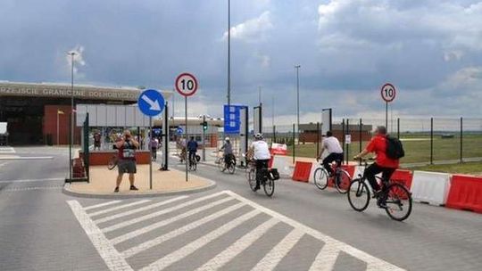 Rowerem i pieszo przez granicę w Dołhobyczowie co najmniej do końca roku