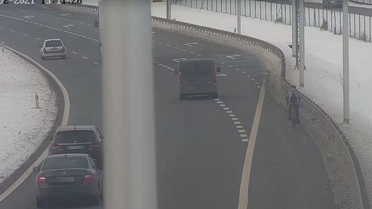 Rowerem po obwodnicy Lublina. Obok samochody mknące 120 km/h [nagranie]