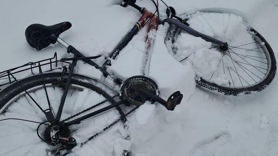 Rowerem „wężykiem” po zaśnieżonej drodze. Miał ponad promil alkoholu