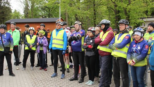 Rowerowa Majówka w Lasach Kozłowieckich. Na trasę wyjechało około 150 osób