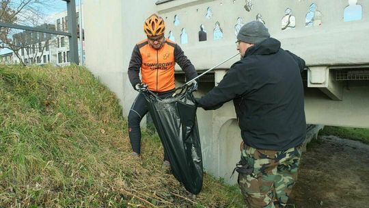 Rowerowe sprzątanie Lublina. Co można znaleźć koło rzeki? 