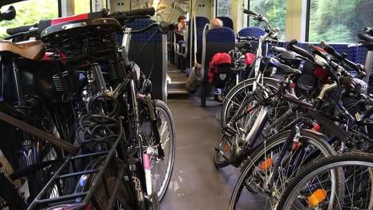 Rowerzyści chcą więcej miejsc na rowery w pociągach. Co na to PKP Intercity?