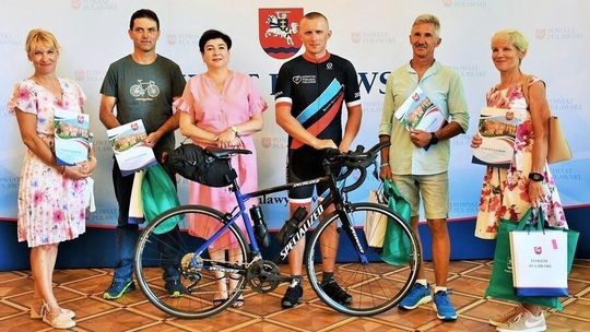 Rowerzyści kręcili kilometry dla Puław. Parasolki i plecaki w nagrodę 