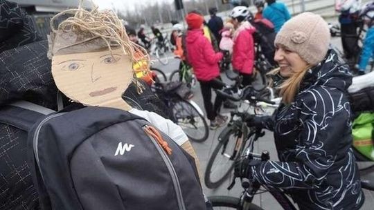 Rowerzyści pożegnali zimę. Pojechali z Marzannami nad zalew
