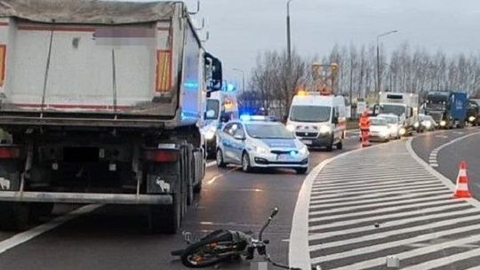 Rowerzysta chciał skręcić w lewo i wjechał wprost pod ciężarówkę