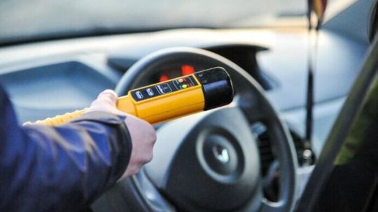 Rowerzysta na podwójnym gazie wjechał w policyjny radiowóz 