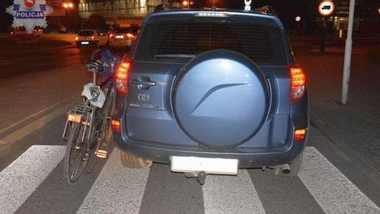 Rowerzysta na przejściu dla pieszych uderzył w samochód