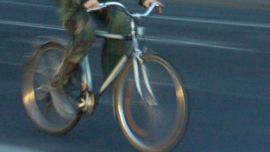 Rowerzysta nie przejmuje się policjantami. Ma zakaz, ale jeździ