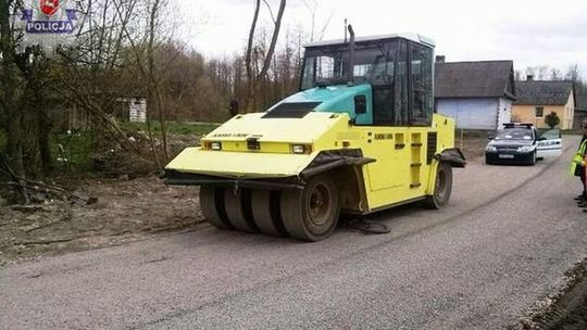 Rowerzysta pod walcem drogowym