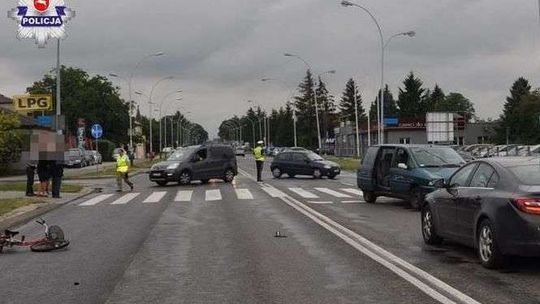 Rowerzysta przejeżdżał przez przejście. Potrącił go samochód