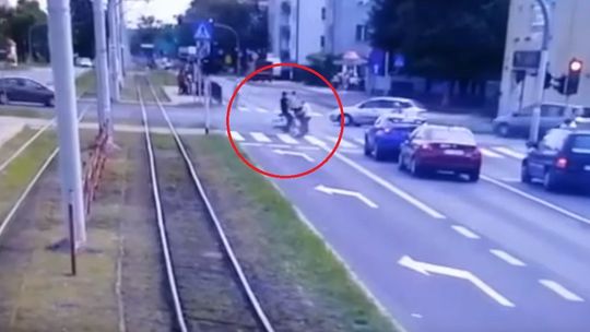 Rowerzysta przewoził na kierownicy kolegę. Wjechali w staruszkę, kobieta zmarła [wideo]