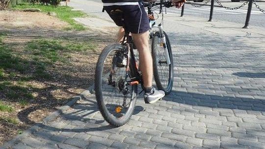 Rowerzysta winny kolizji musi pokryć szkody. Pan Piotr boleśnie się o tym przekonał