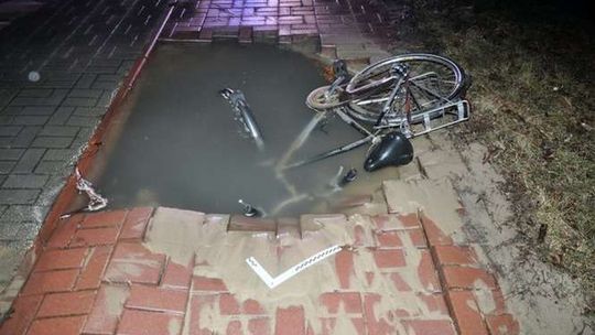 Rowerzysta wjechał do wyrwy z wodą. Myślał, że to kałuża. Rower prawie "utonął"