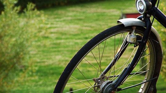 Rowerzysta wjechał w BMW i uciekł. Ale zasnął na polnej drodze