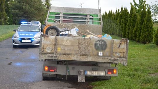 Rowerzysta wyjeżdżał z drogi podporządkowanej i zderzył się z autem. Zginął na miejscu